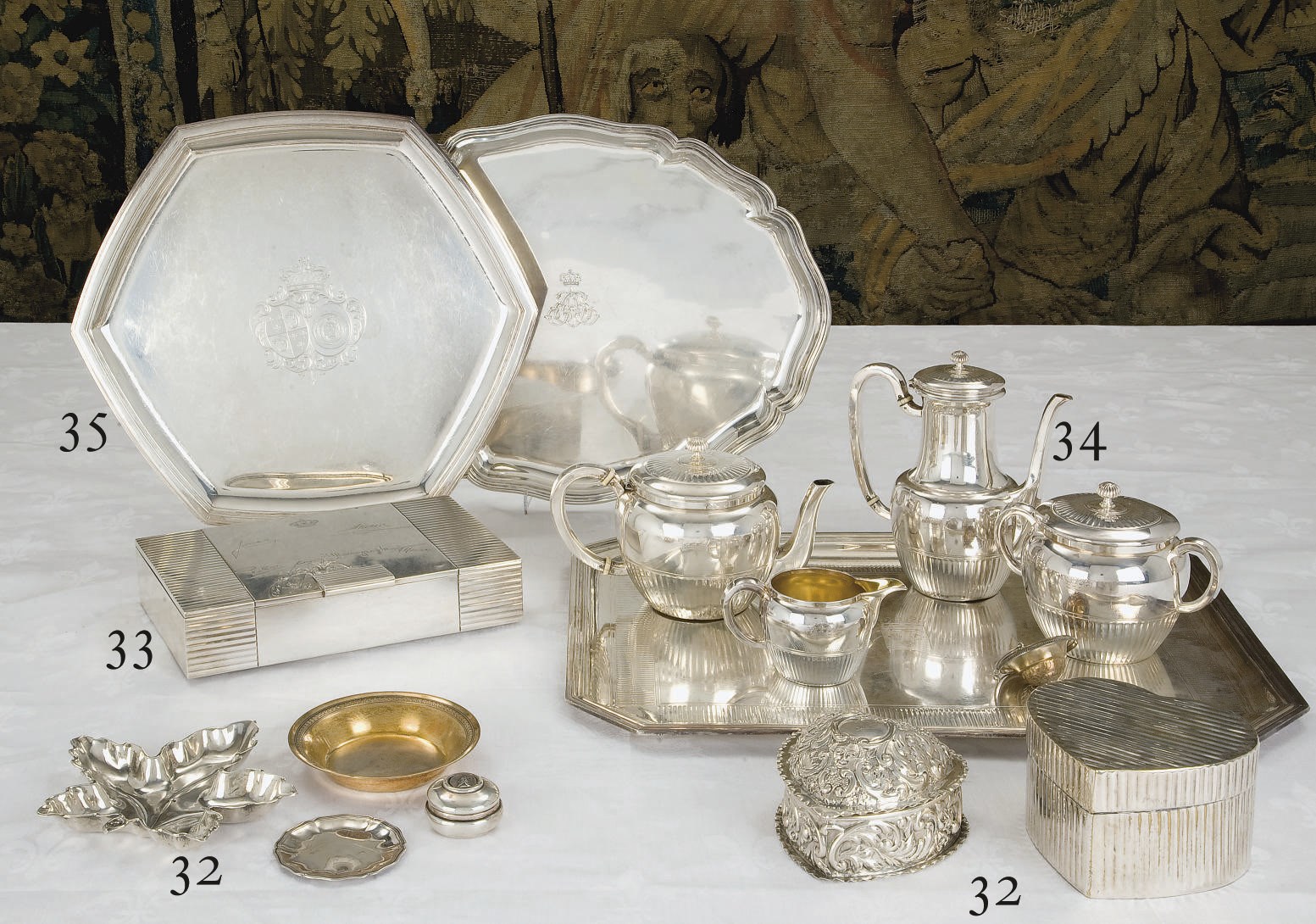 DEUX PLATS EN ARGENT