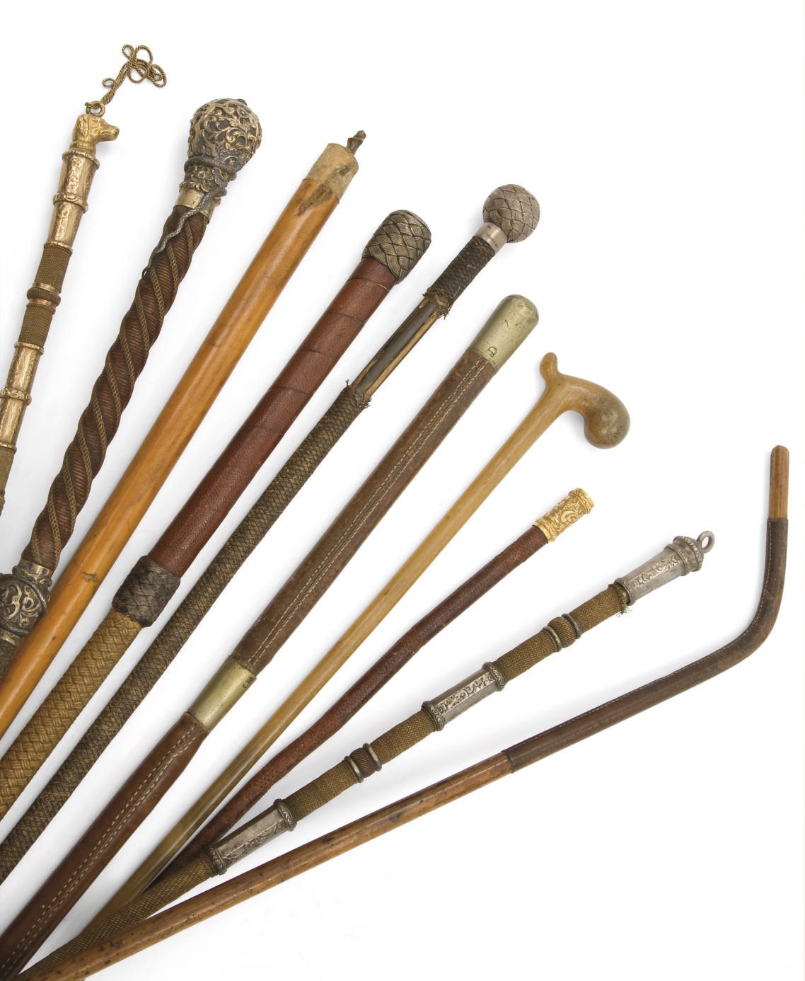 ENSEMBLE DE NEUF CRAVACHES