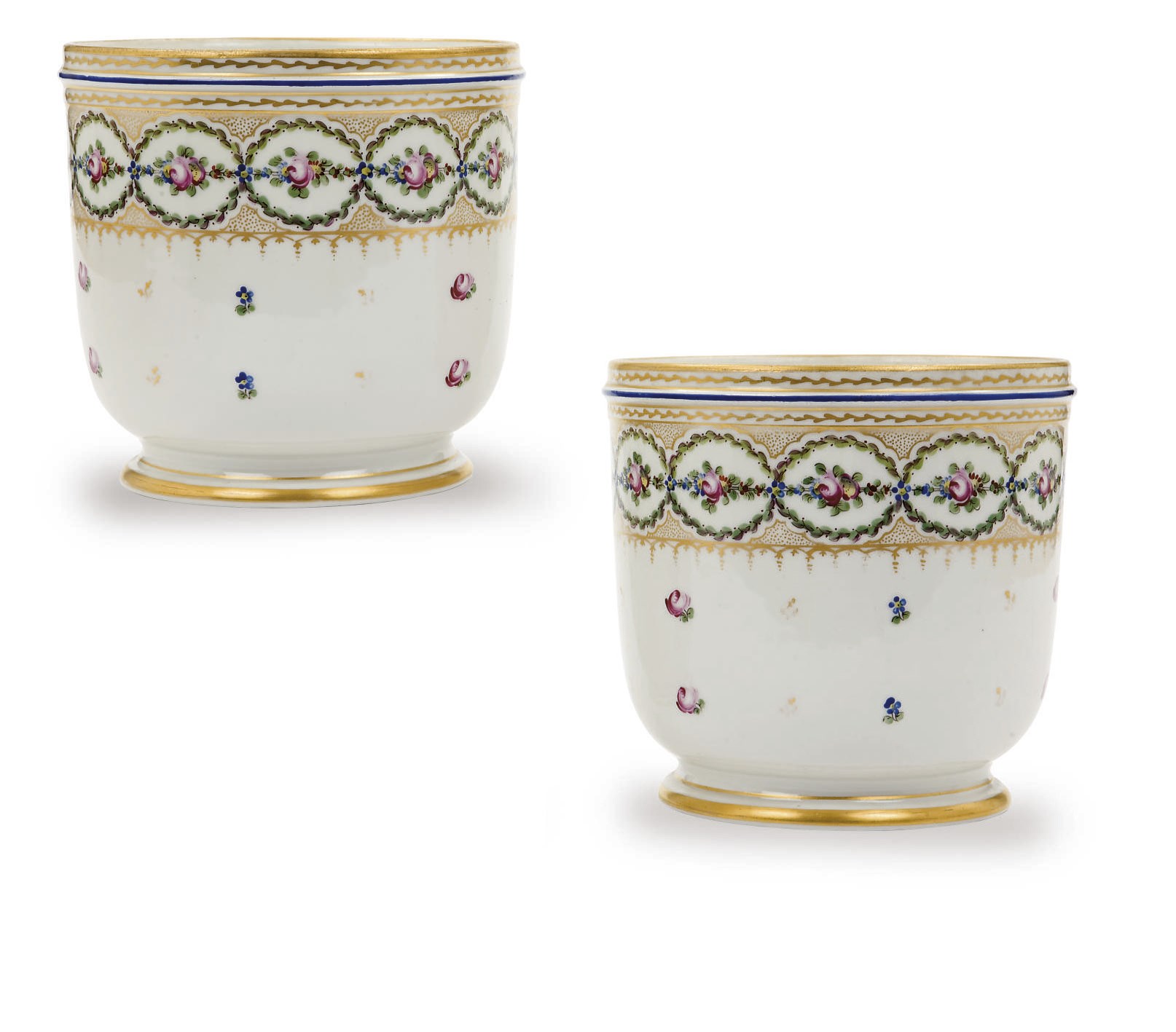 PAIRE DE RAFRAICHISSOIRS A BOUTEILLE EN PORCELAINE DE PARIS (MANUFACTURE DE LA REINE) DE LA FIN DU XVIIIEME SIECLE