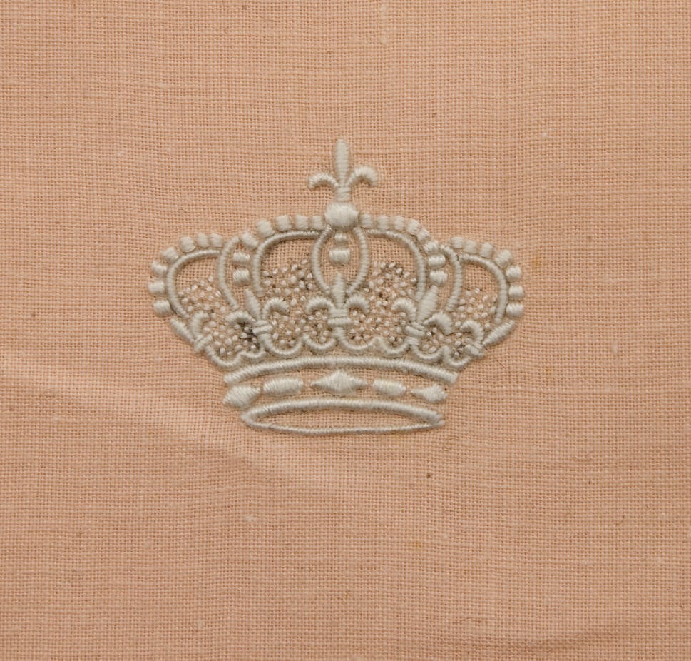 PARURE D'ACCOUCHEE ET LITERIE D'ENFANT