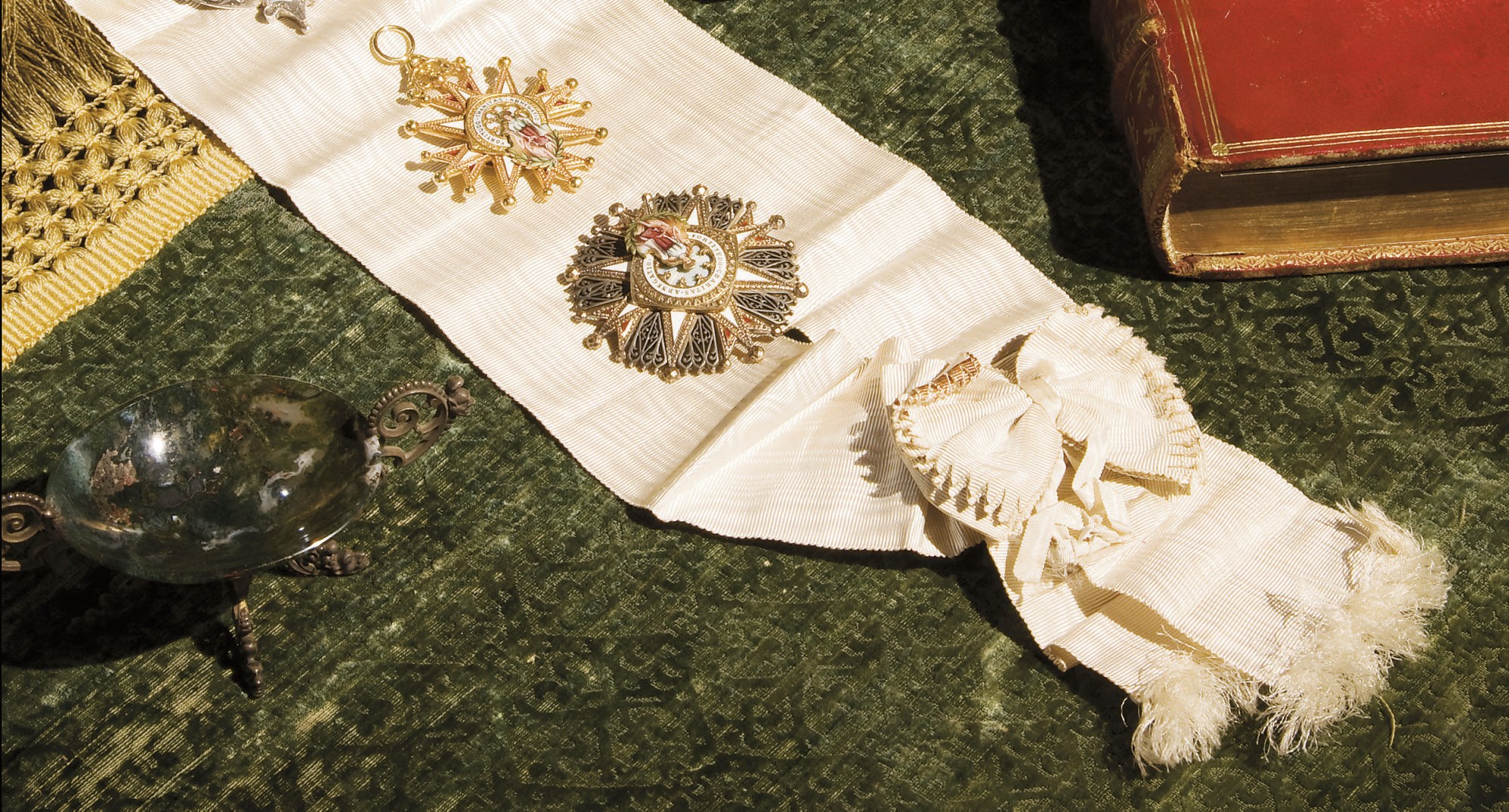 PLAQUE, CORDON ET PENDENTIF DE LA GRAND-CROIX DE L'ORDRE CIVIL DE LA BIENFAISANCE