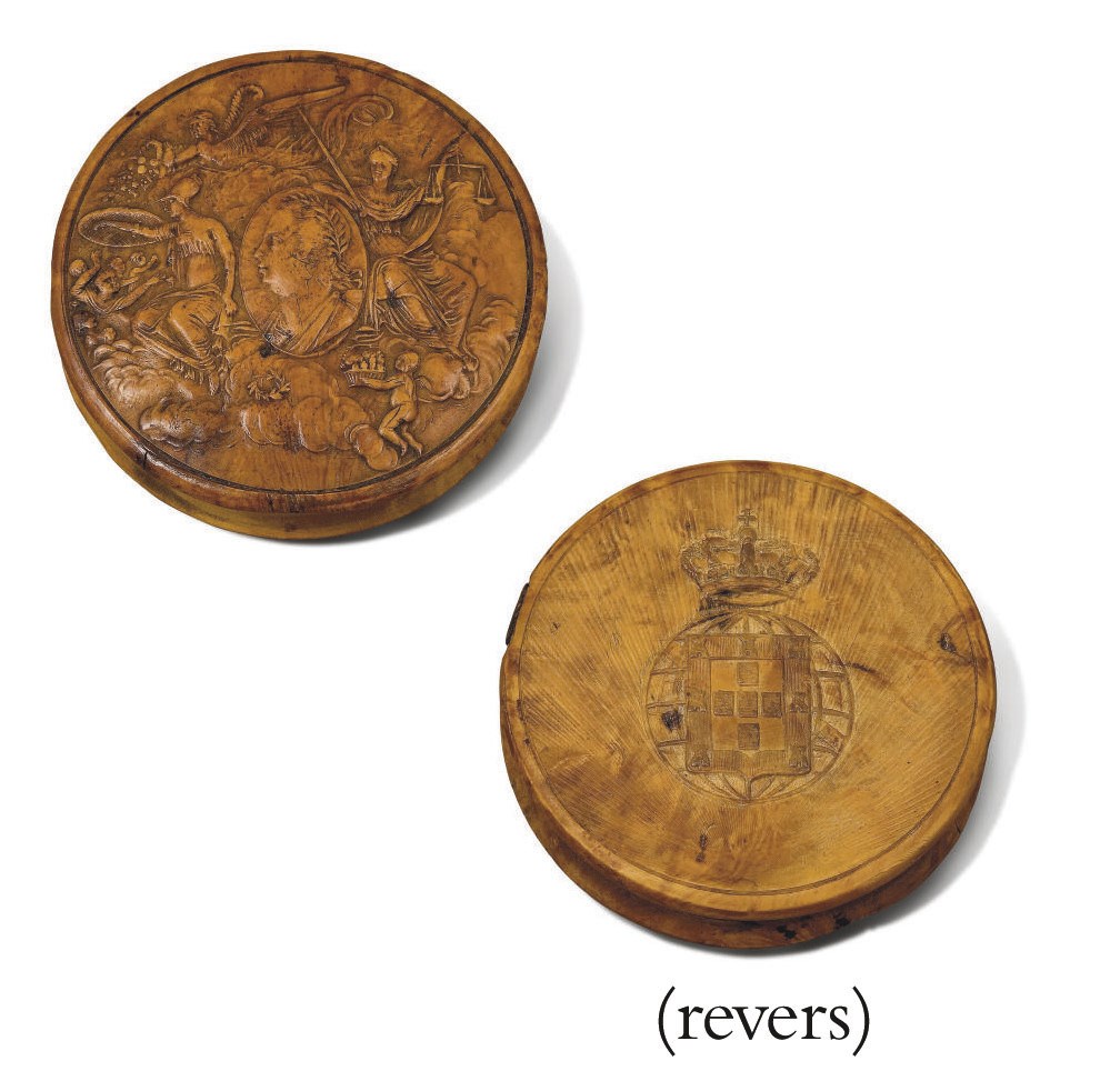 DRAGEOIR ROND EN BUIS SCULPTE