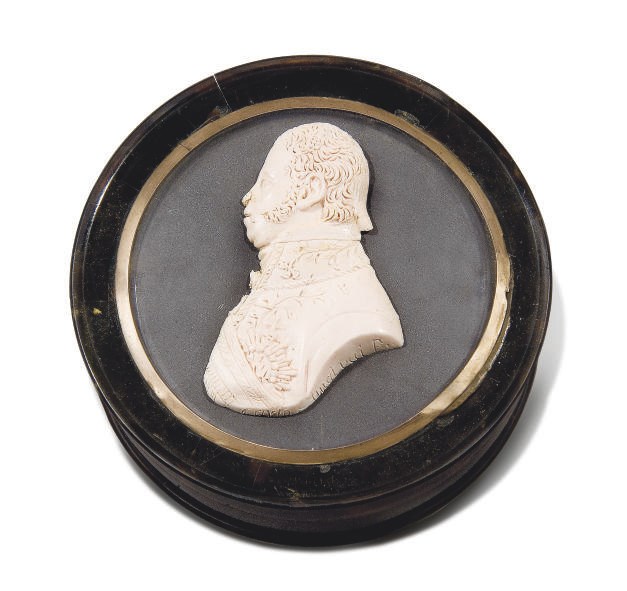 PROFIL EN CIRE ROSE SCULPTE ET GRAVE