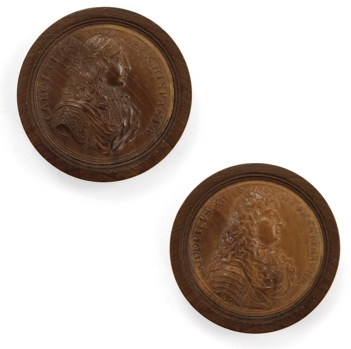 UNE MEDAILLE EN BOIS SCULPTE