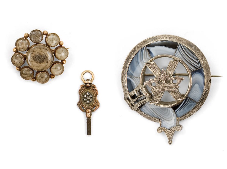 LOT COMPOSE DE DEUX BROCHES EN ARGENT ET OR, D'UN PENDENTIF EN OR ET D'UNE CLEF EN OR ET ARGENT