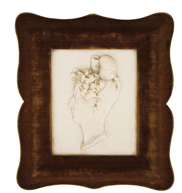 BAS RELIEF REPRESENTANT MARIE-AMELIE, REINE DES FRANCAIS (1782-1866)