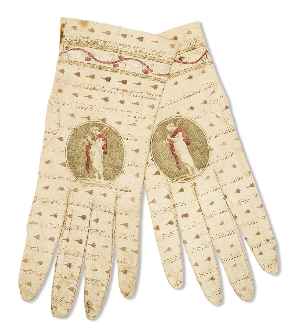 PAIRE DE GANTS AYANT APPARTENU A AMELIE, REINE DU PORTUGAL (1865-1951)