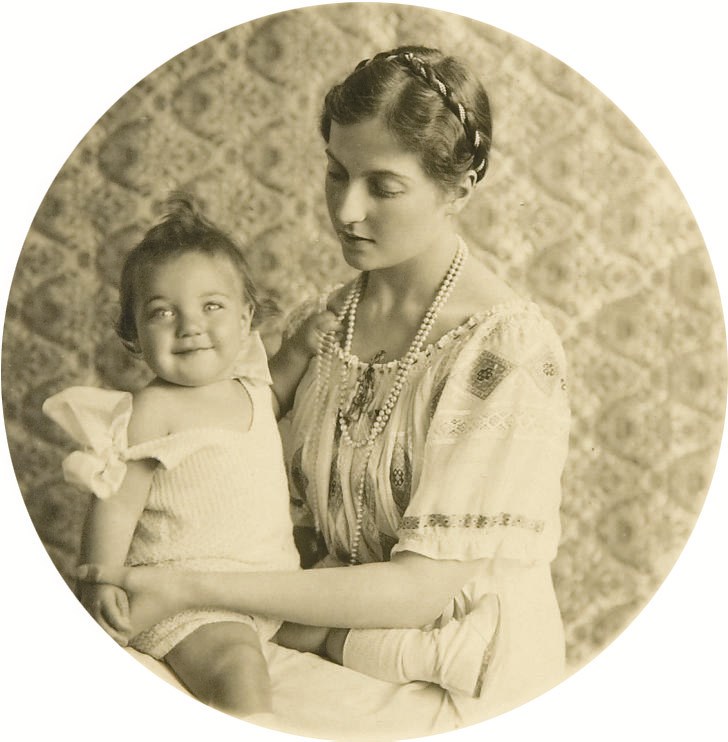 ENSEMBLE DE PHOTOGRAPHIES SE RAPPORTANT A ISABELLE, COMTESSE DE PARIS (1911-2003)