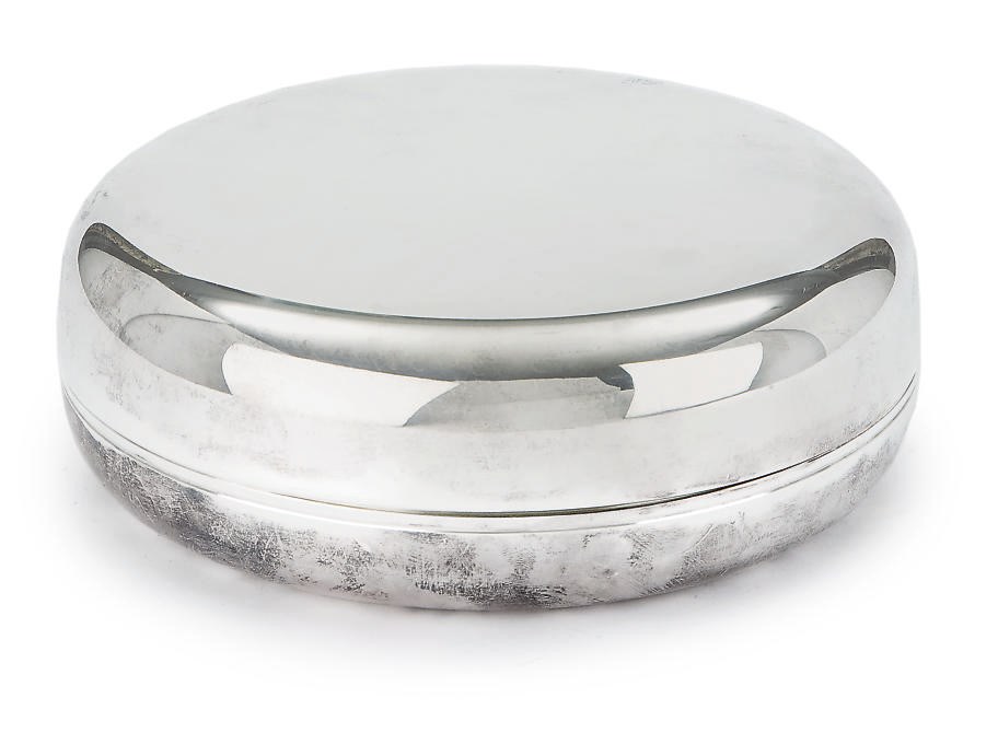BOITE CIRCULAIRE EN ARGENT OFFERTE A ISABELLE, COMTESSE DE PARIS (1911-2003) POUR SES 80 ANS