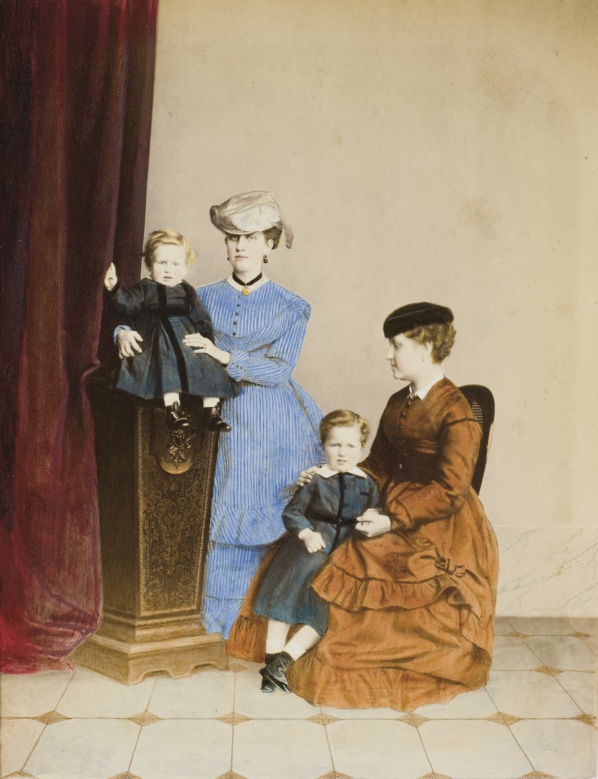 PHOTOGRAPHIE REPRESENTANT ISABELLE, COMTESSE D'EU (1846-1921), SA SOEUR LEOPOLDINE, PRINCESSE DE SAXE-COBOURG-GOTHA (1847-1871), ET LES DEUX FILS DE CETTE DERNIERE, PIERRE ET AUGUSTE-LEOPOLD
