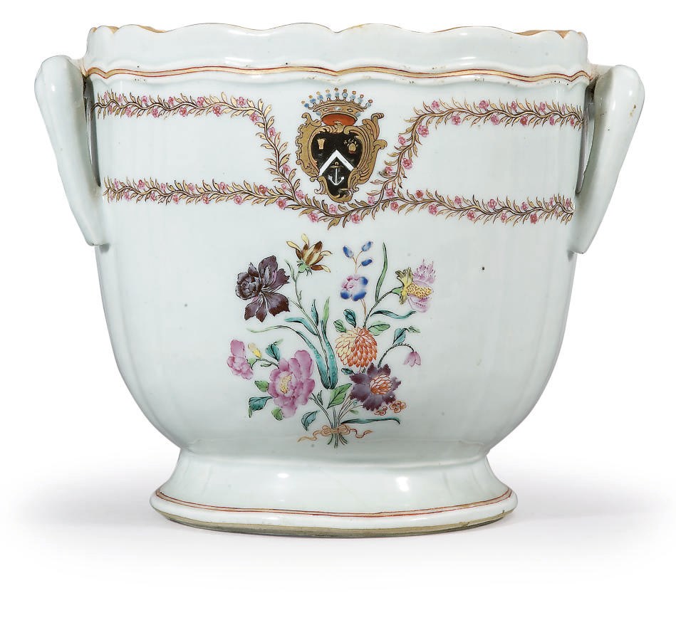 RAFRAICHISSOIR ARMORIE EN PORCELAINE DE LA FAMILLE ROSE