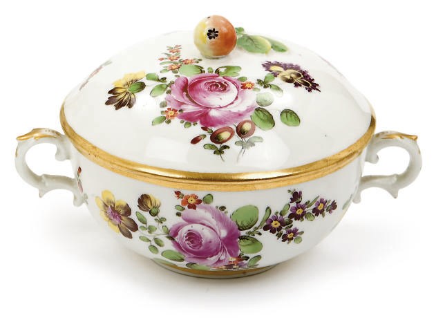 BOUILLON ET SON COUVERCLE EN PORCELAINE DE VIENNE DU XVIIIEME SIECLE