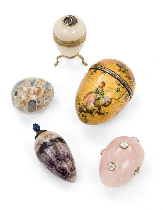 LOT COMPOSE DE QUATRE OEUFS DECORATIFS ET D'UN FLACON A PARFUM