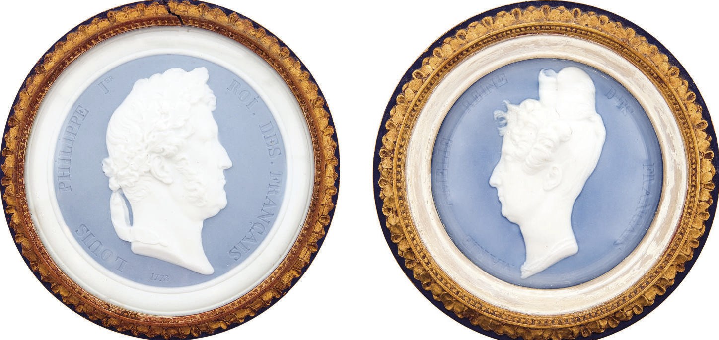 DEUX MEDAILLONS EN BISCUIT ET CADRES EN BOIS