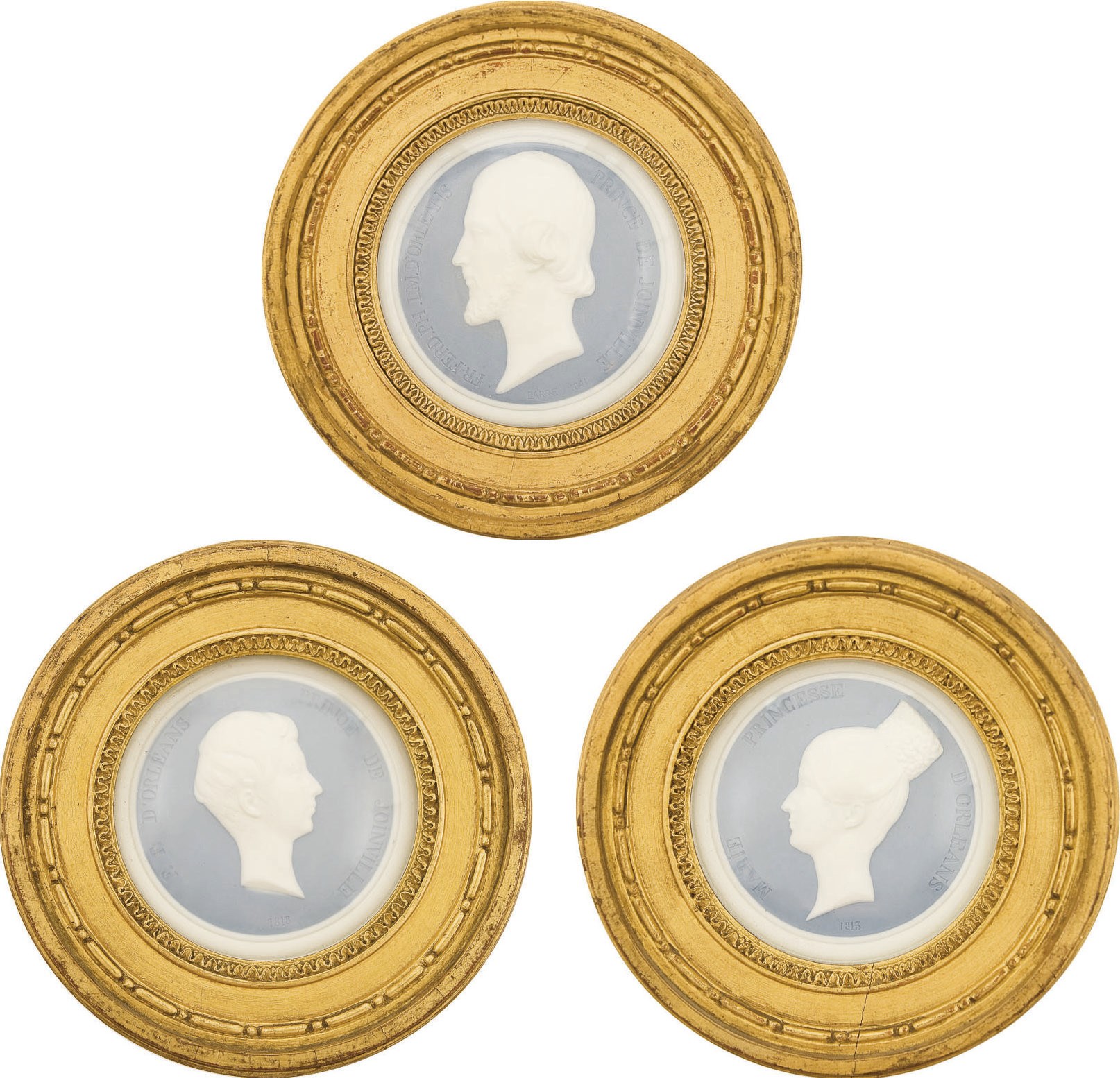 TROIS MEDAILLONS EN BISCUIT ET CADRES EN BOIS DORE