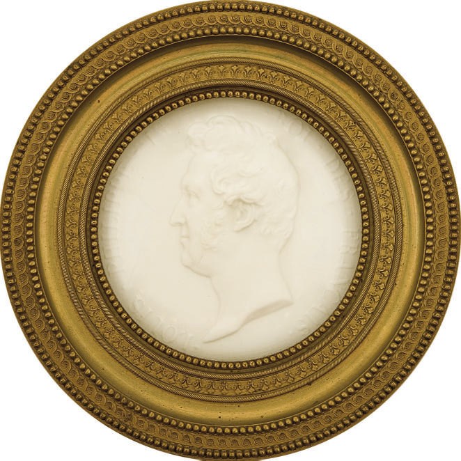 MEDAILLON EN BISCUIT ET CADRE EN BRONZE DORE