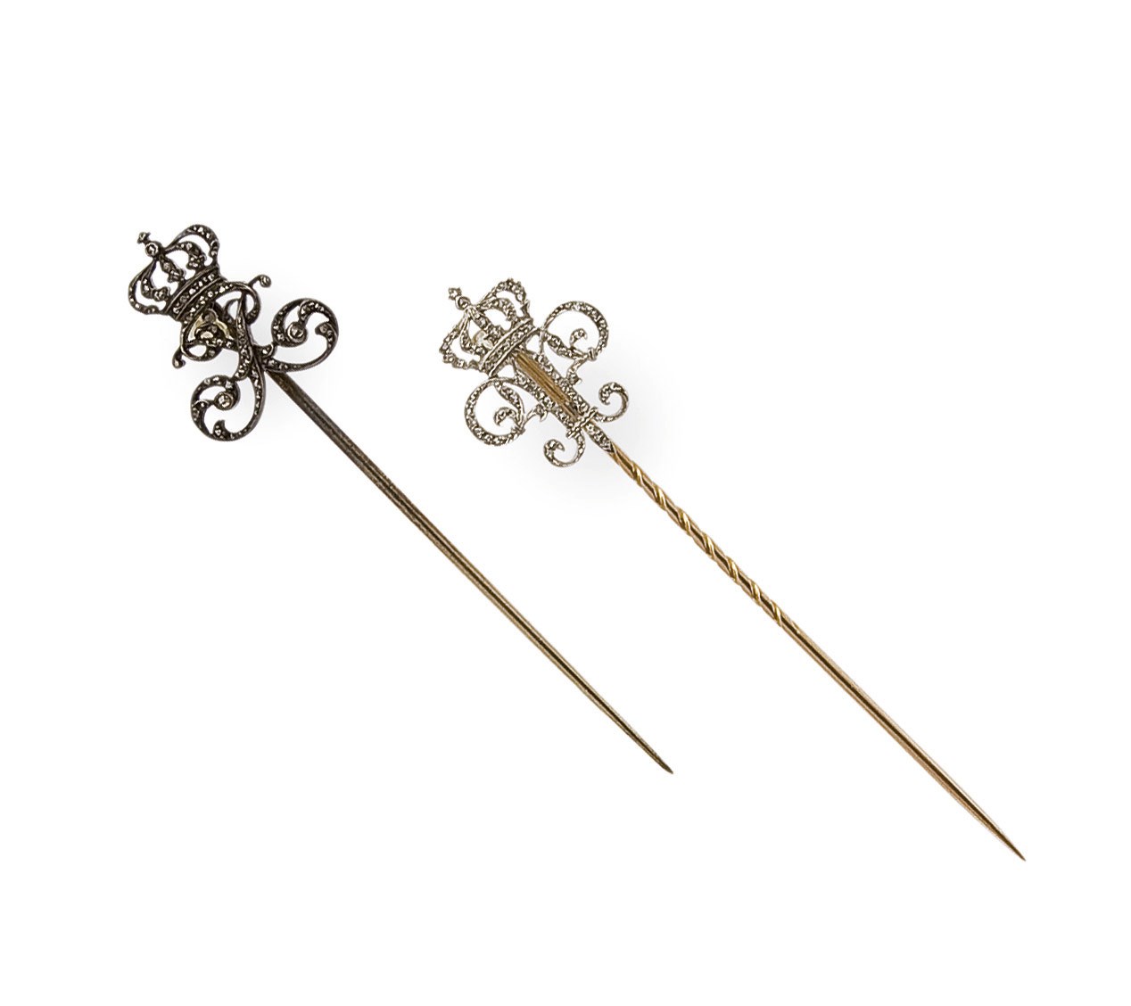 DEUX EPINGLES A CRAVATE EN ARGENT, PLATINE, OR 9 K, OR ET DIAMANTS