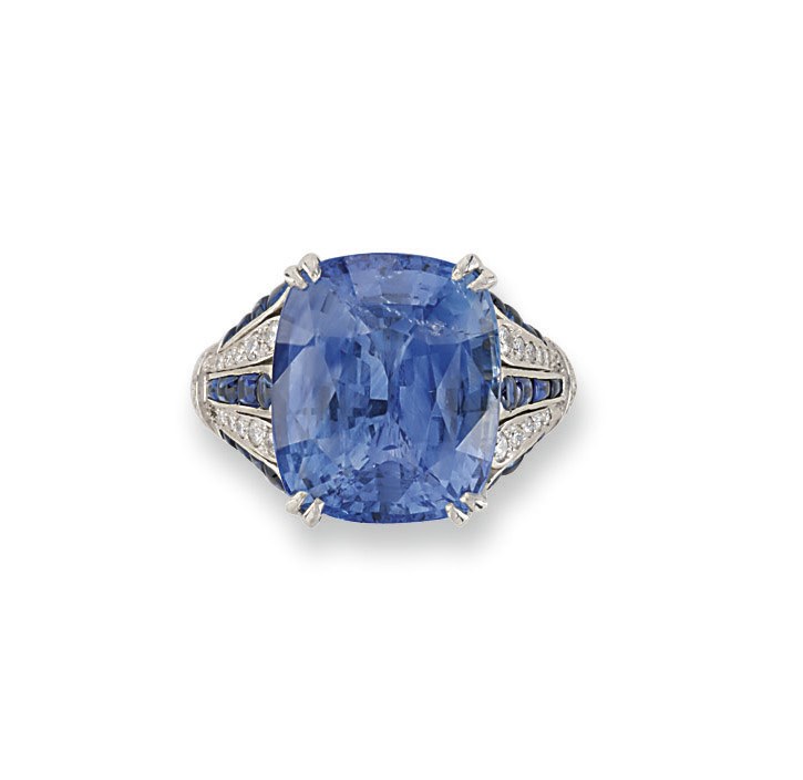 A SAPPHIRE AND DIAMOND RING