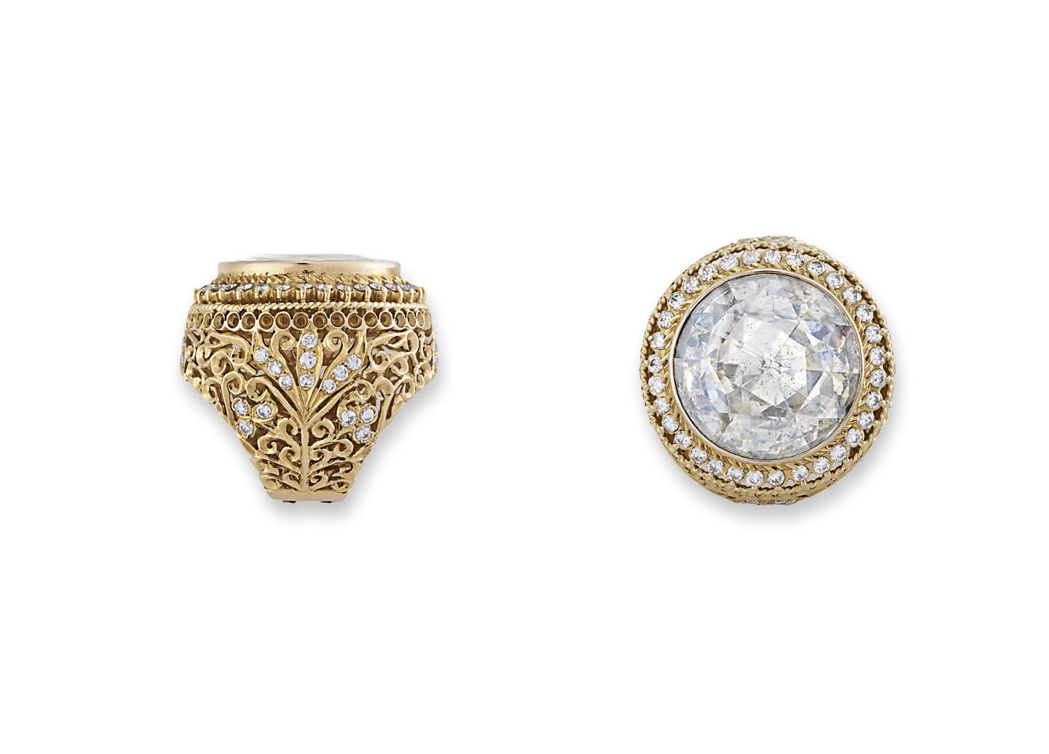 AN IMPRESSIVE DIAMOND SINGLE-STONE RING