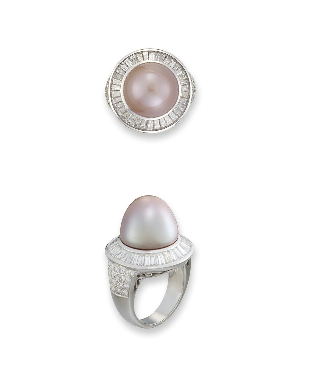AN ATTRACTIVE COLOURED NATURAL PEARL RING