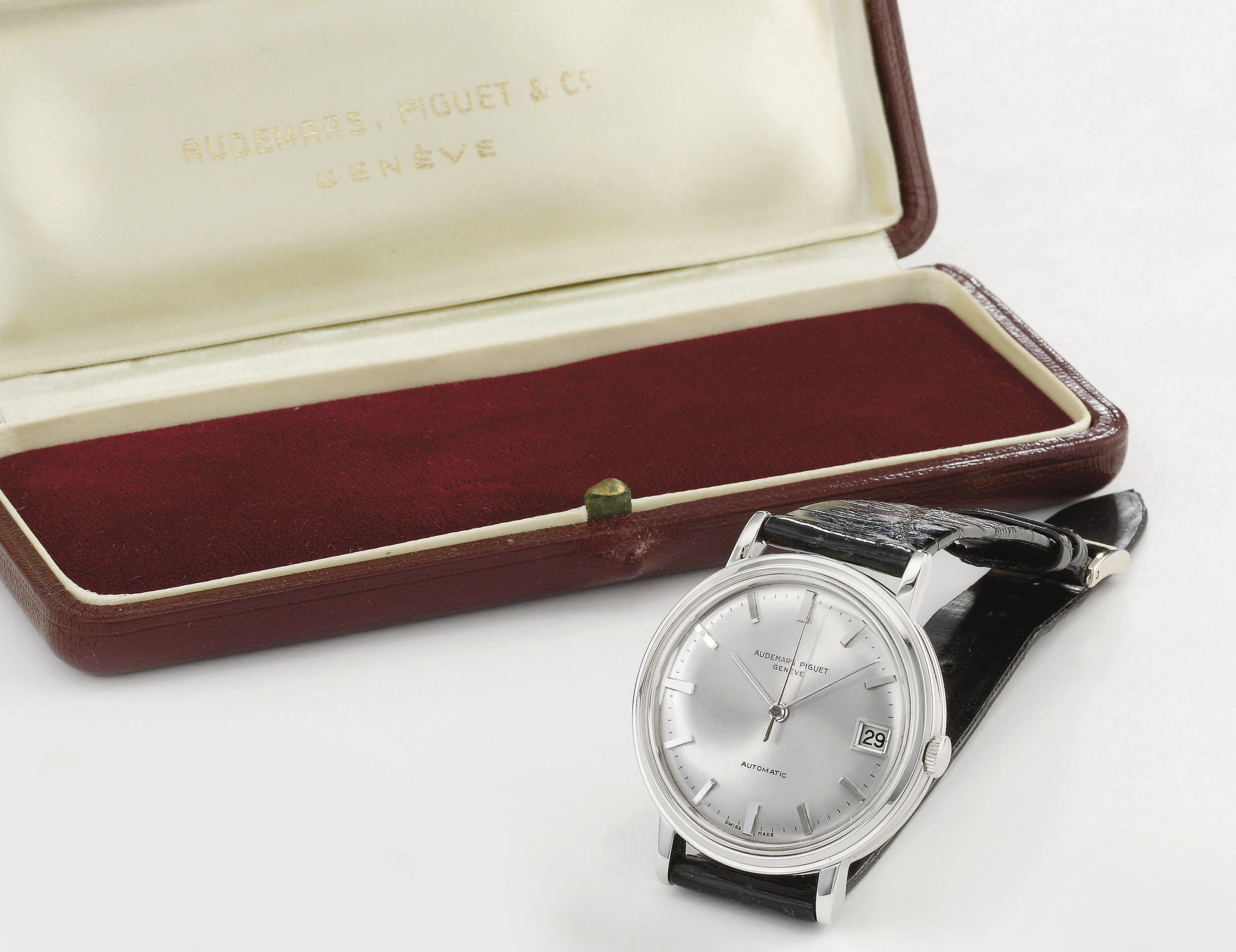 Audemars Piguet. A fine 18K white gold automatic wristwatch with sweep centre seconds, date and box