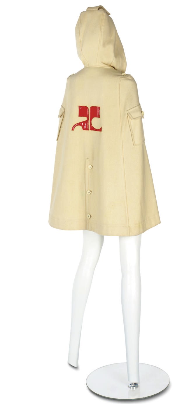 ANDRÉ COURRÈGES (B.1923) 
A HOODED CAPE