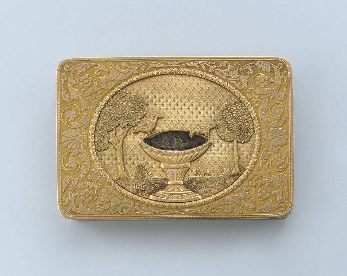 AN ANTIQUE GOLD SNUFF BOX