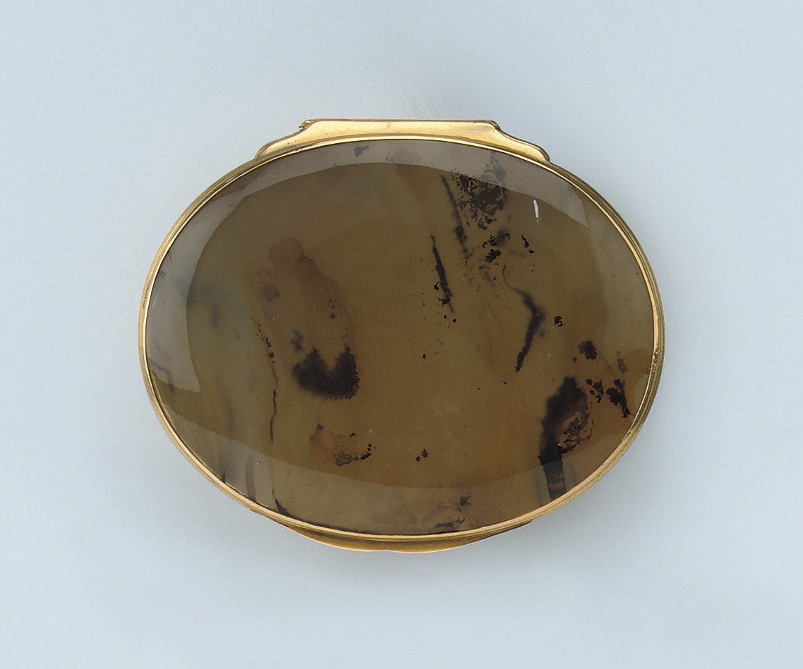 AN ANTIQUE HARDSTONE SNUFF BOX