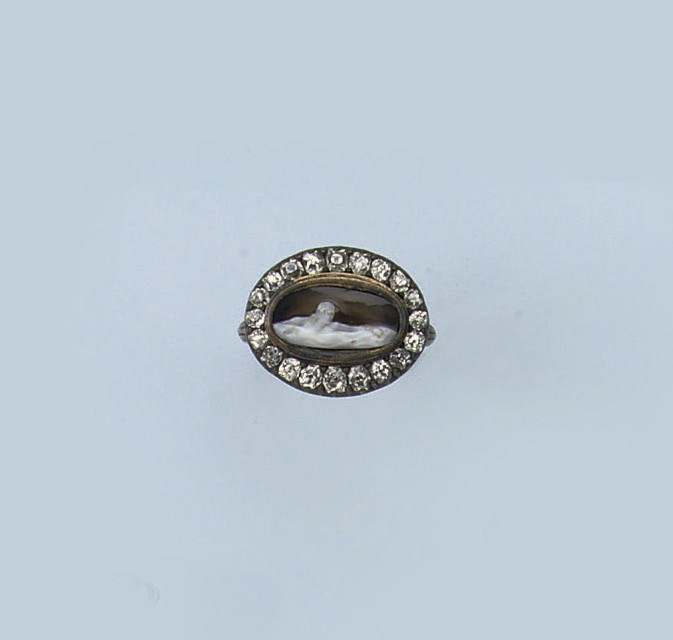 AN ANTIQUE CAMEO AND DIAMOND RING