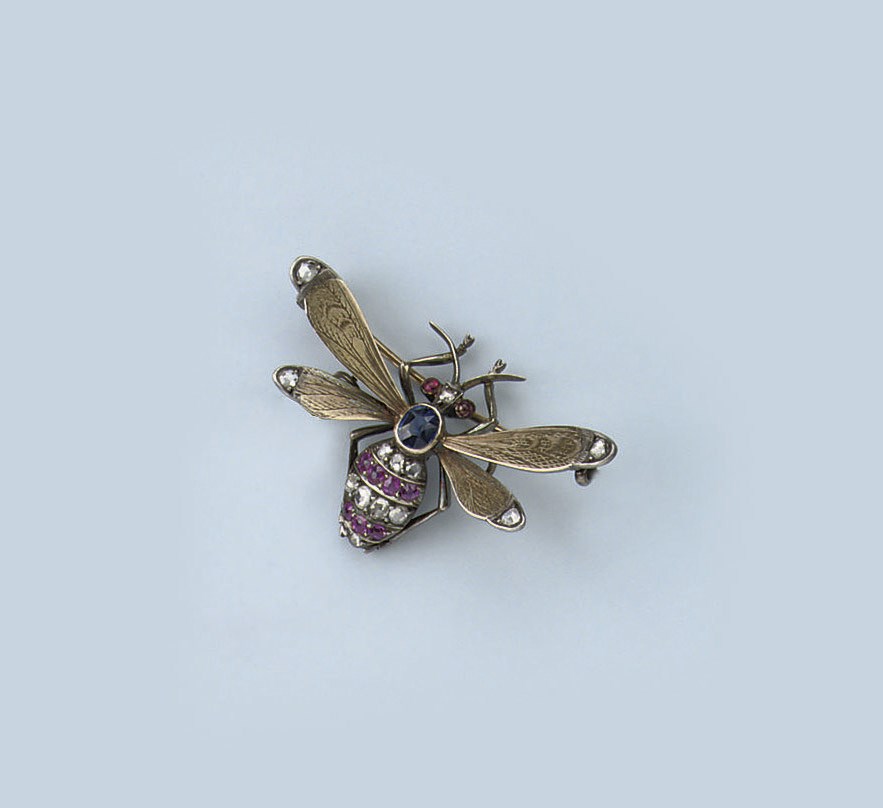 AN ANTIQUE DIAMOND AND GEM-SET HORNET BROOCH