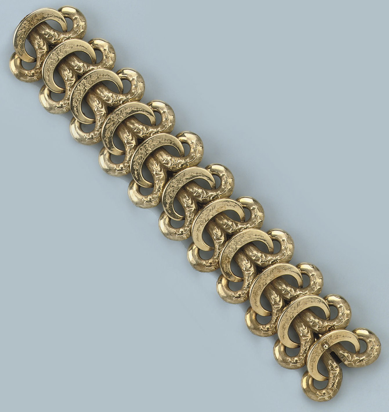 A GOLD BRACELET