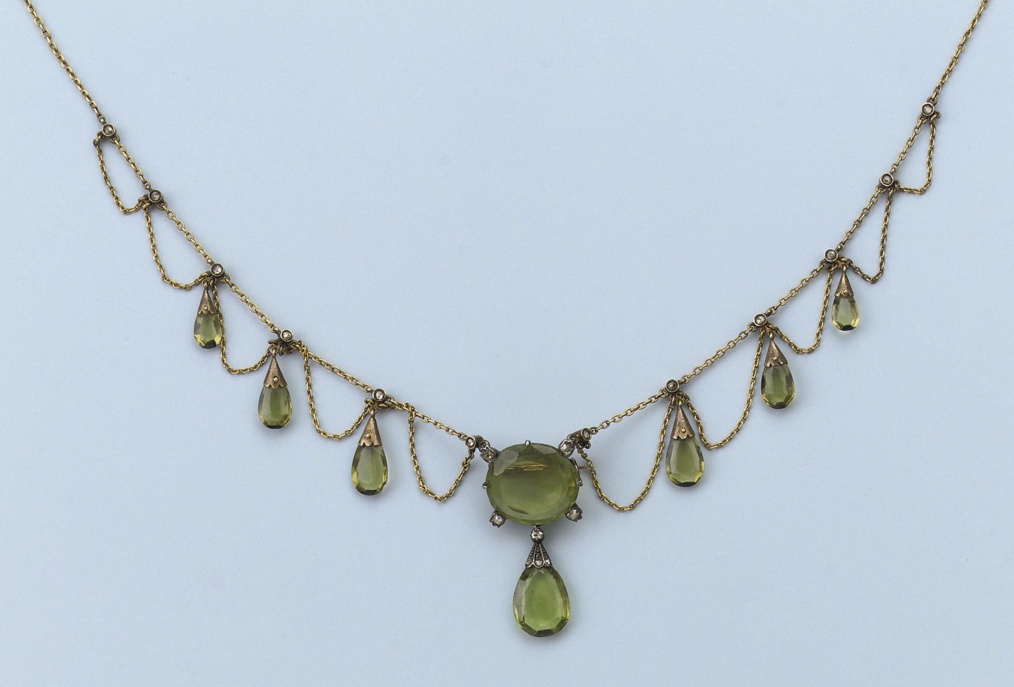 AN ANTIQUE PERIDOT AND DIAMOND NECKLACE/BROOCH