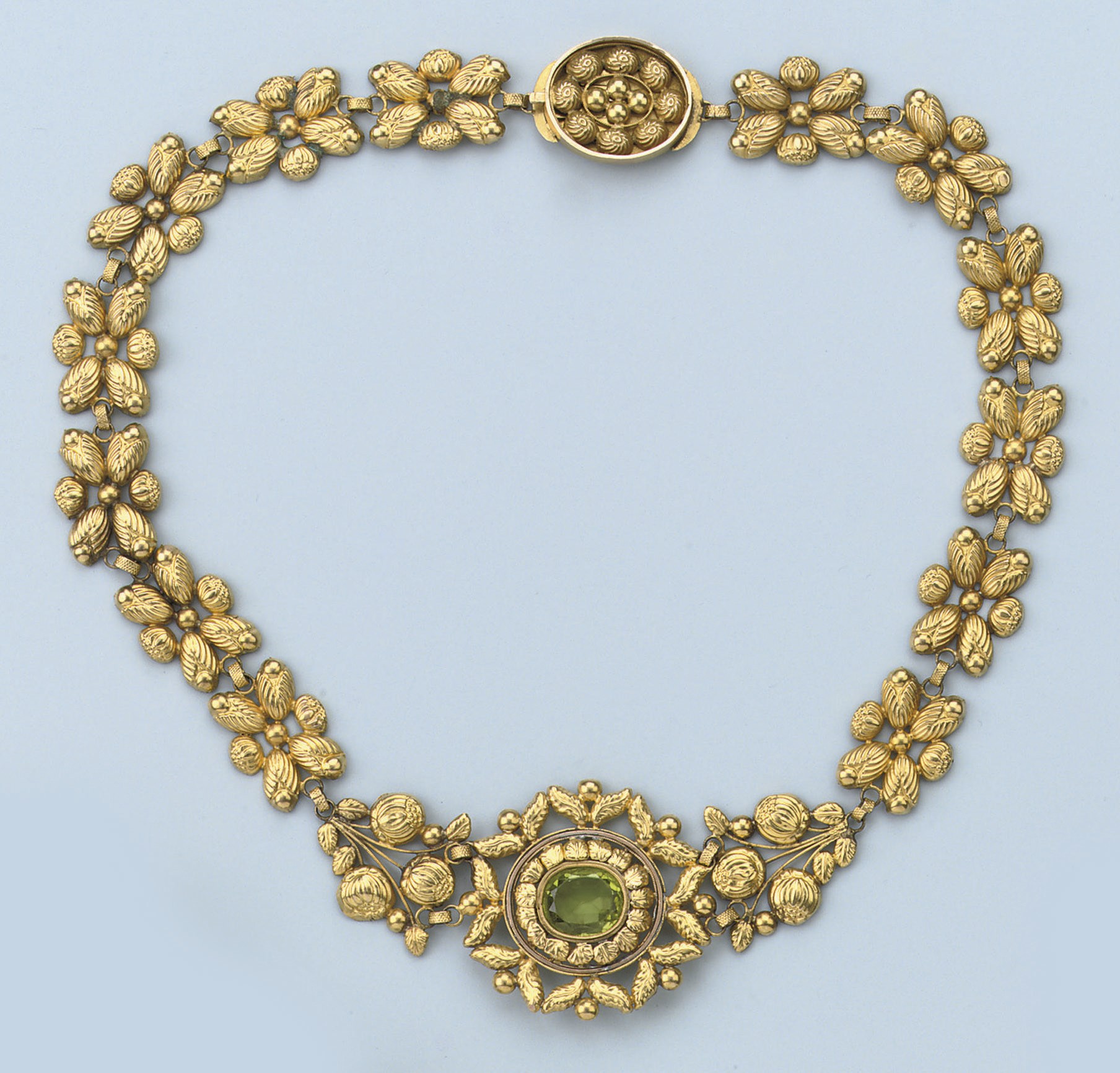 AN ANTIQUE PERIDOT NECKLACE