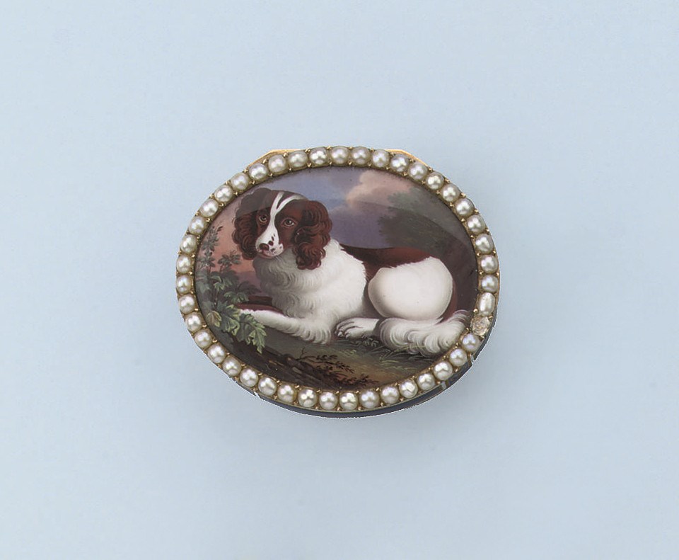 AN ANTIQUE MINIATURE SNUFF BOX