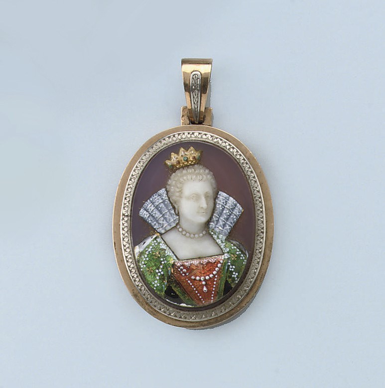 AN ANTIQUE CAMEO PENDANT
