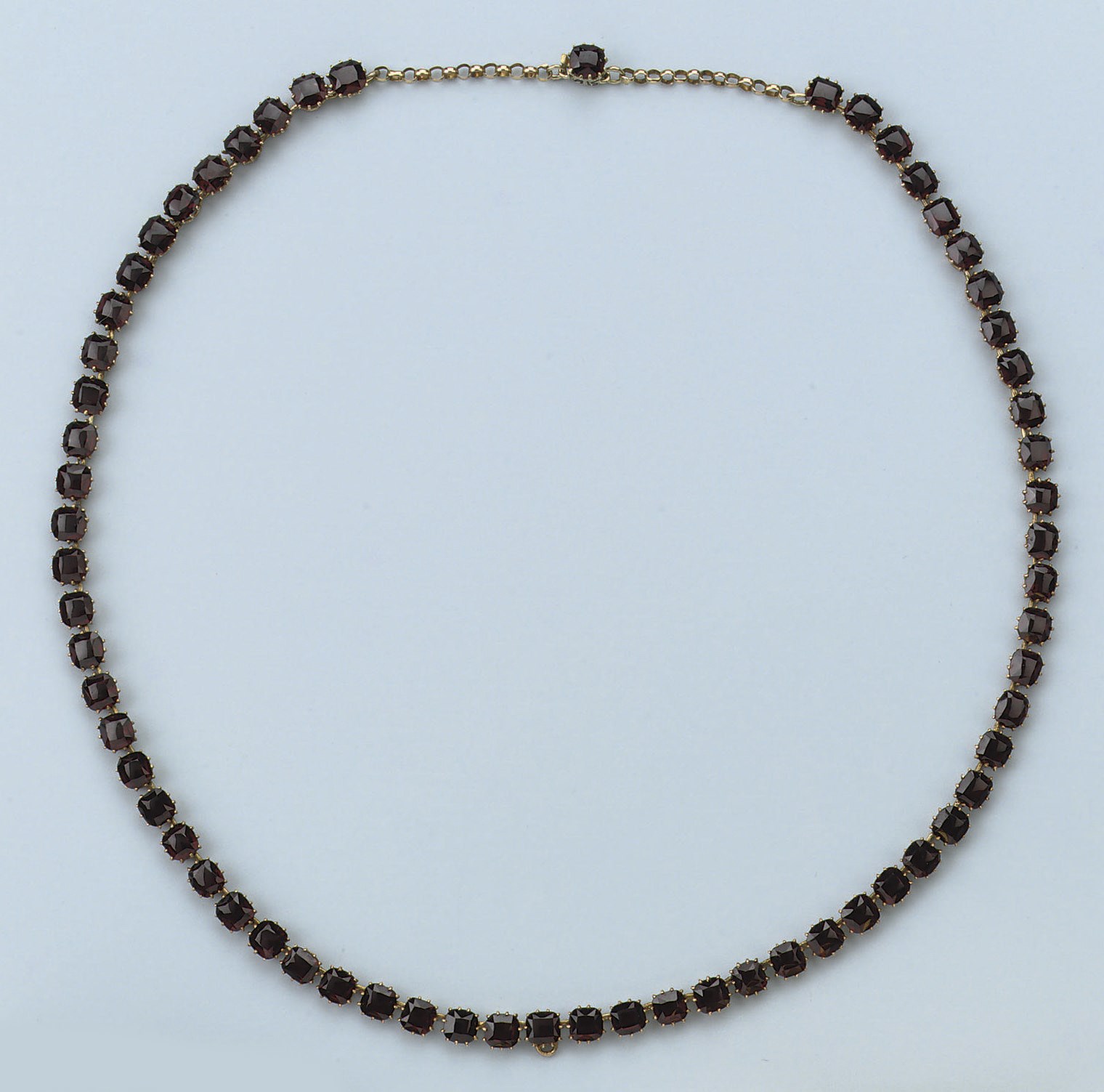 AN ANTIQUE GARNET NECKLACE