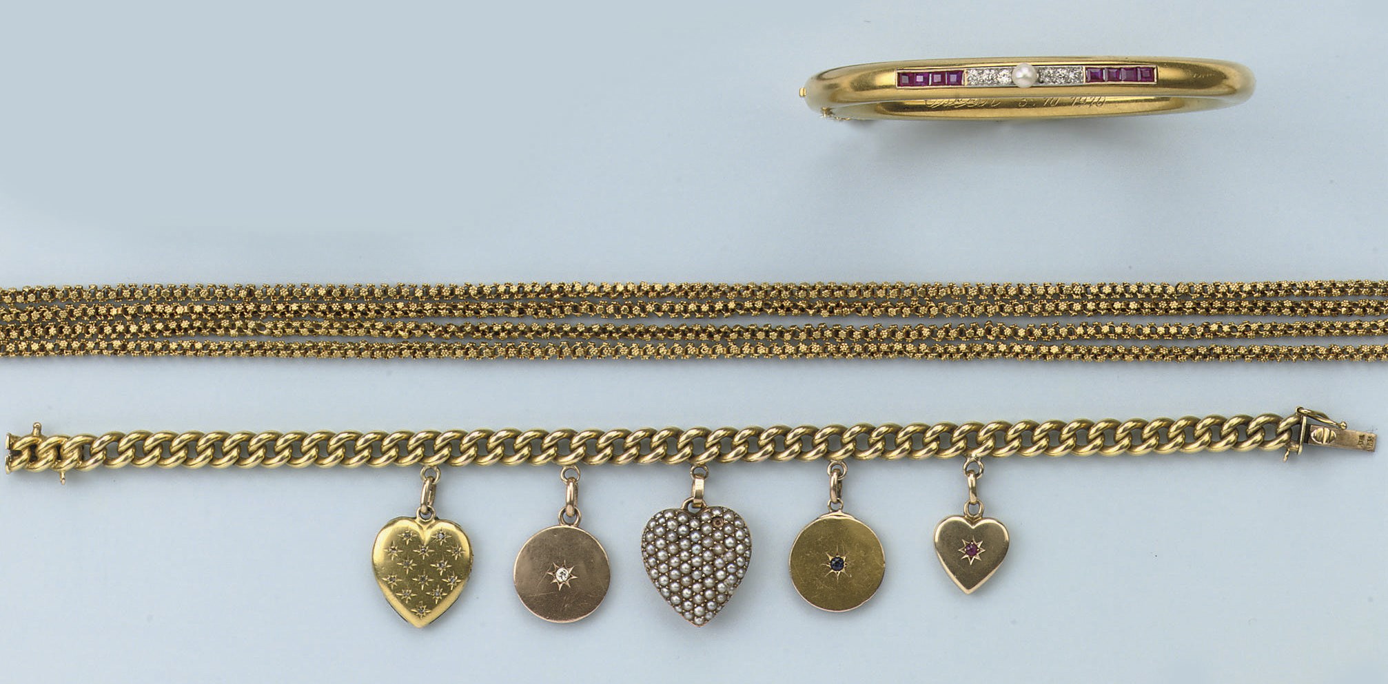 A COLLECTION OF JEWELLERY