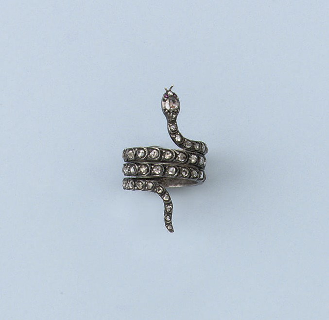 AN ANTIQUE DIAMOND SNAKE RING