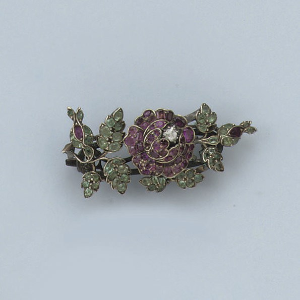 AN ANTIQUE FLOWER BROOCH