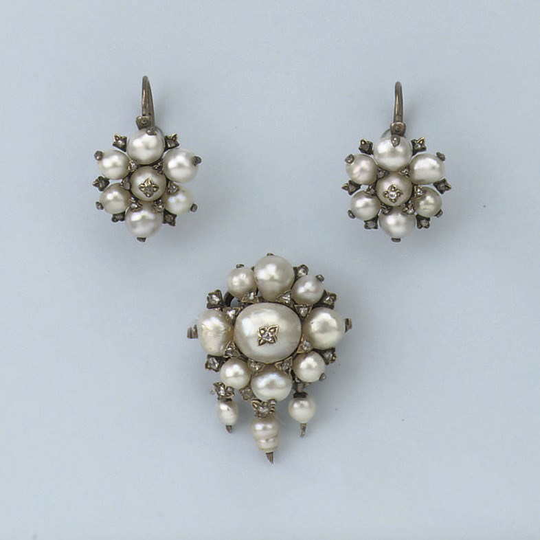 AN ANTIQUE PEARL AND DIAMOND BROOCH AND MATCHING EARRINGS