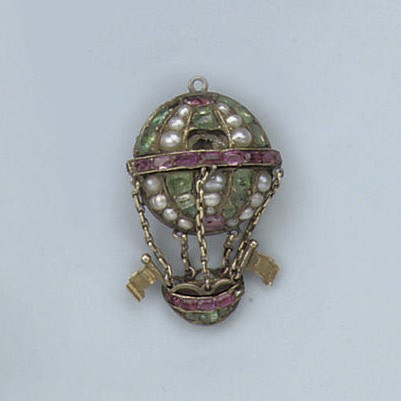 AN ANTIQUE GEM SET BALLOON PENDANT