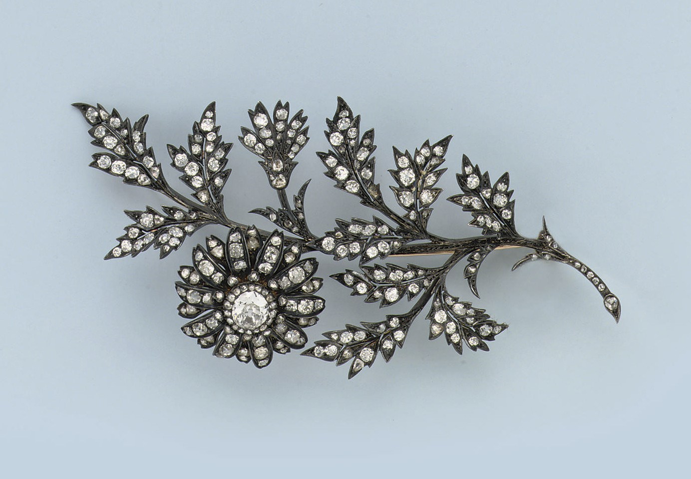 AN ANTIQUE DIAMOND FLOWER BROOCH