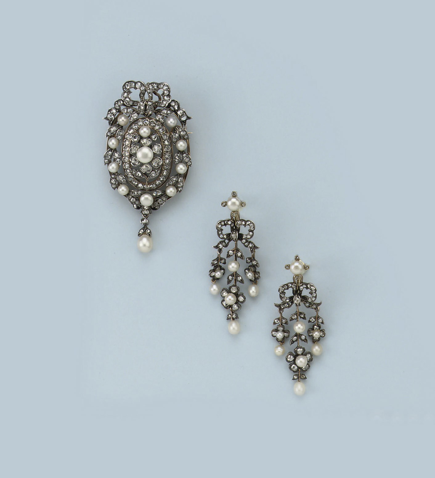 AN ANTIQUE PEARL AND DIAMOND BROOCH/PENDANT AND MATCHING EARRINGS