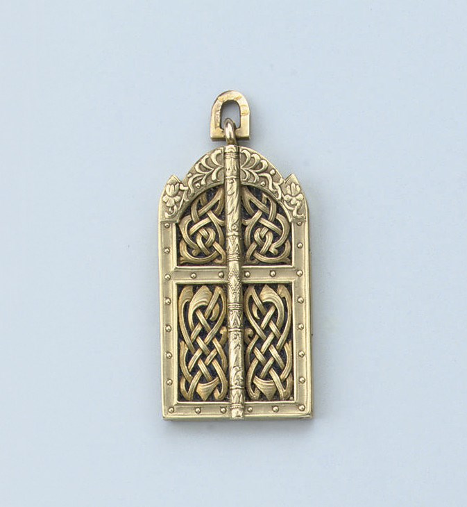 AN ANTIQUE RUSSIAN PENDANT