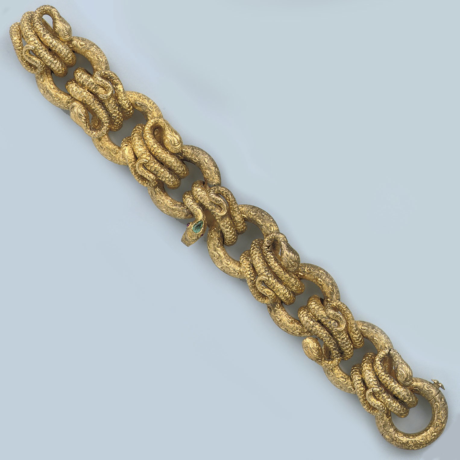 AN ANTIQUE GOLD BRACELET