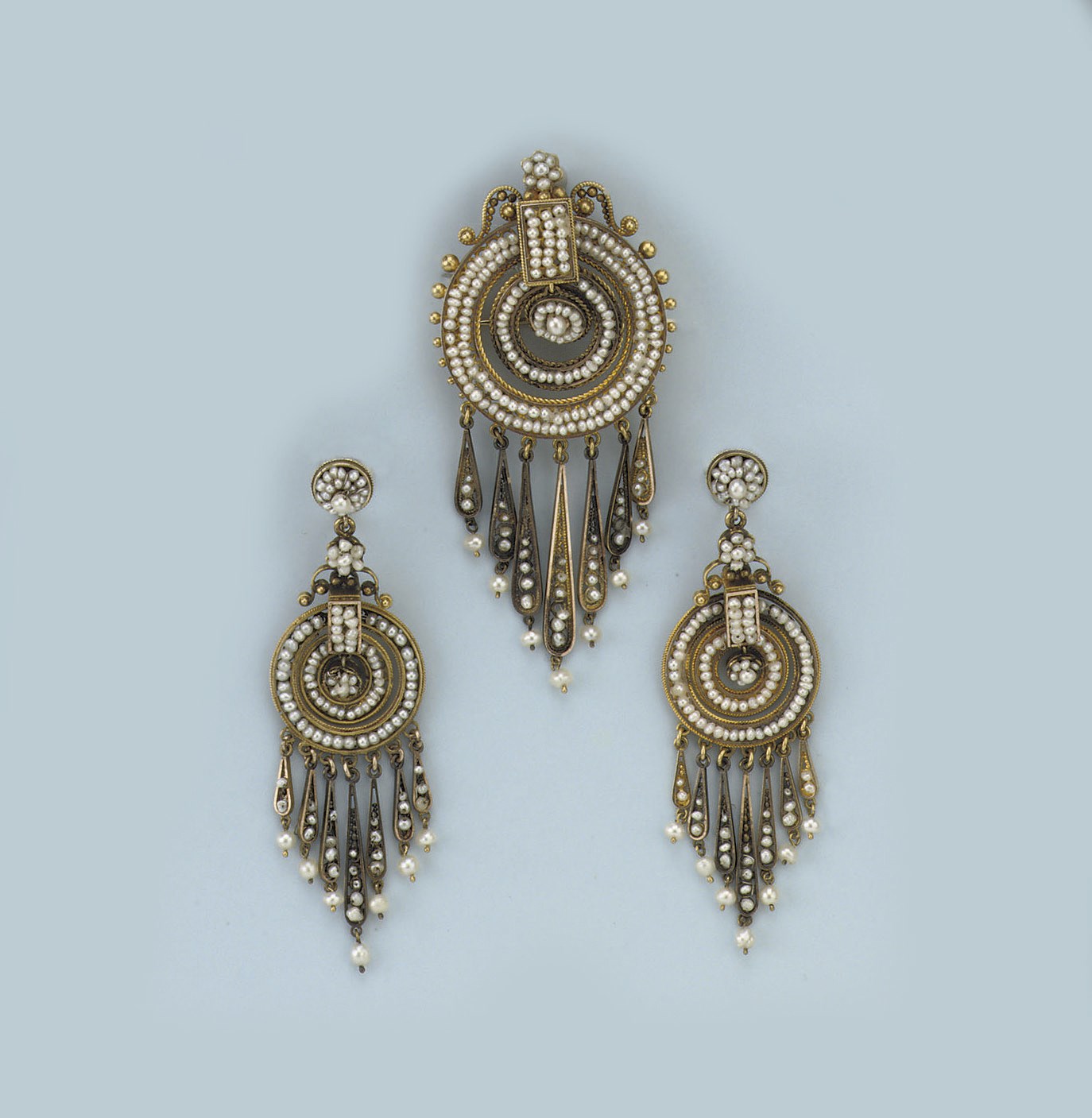 AN ANTIQUE SEEDPEARL PARURE
