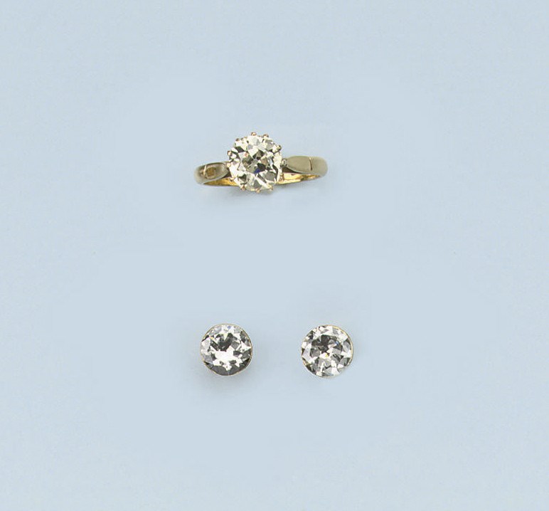 A DIAMOND SINGLE STONE RING AND EARSTUDS