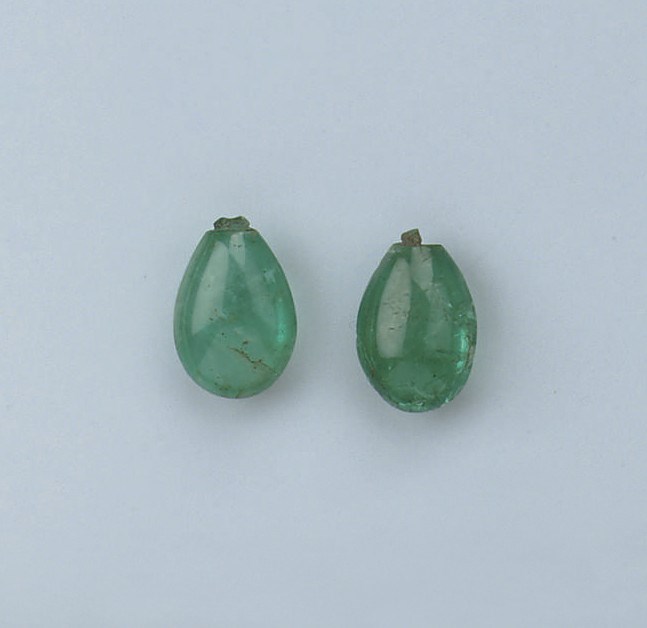A PAIR OF UNMOUNTED EMERALD DROPS