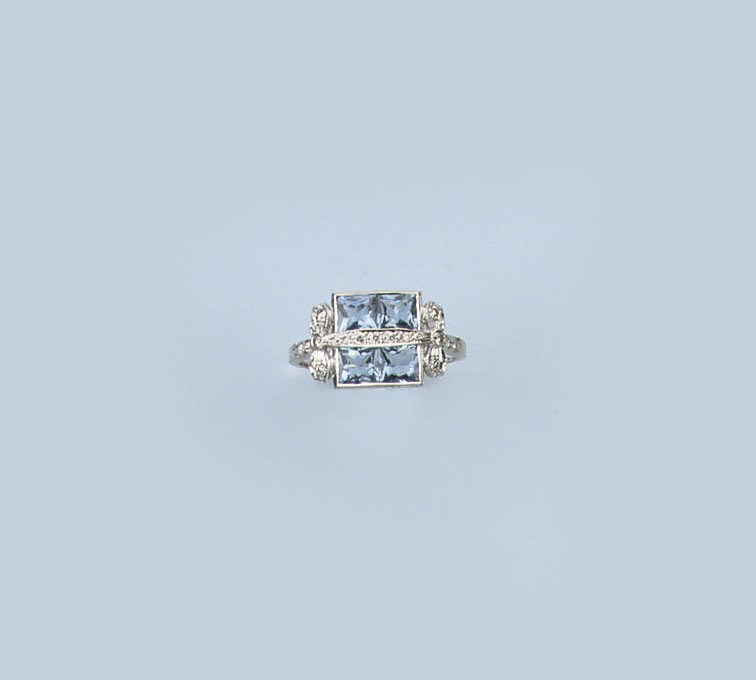 AN AQUAMARINE AND DIAMOND RING