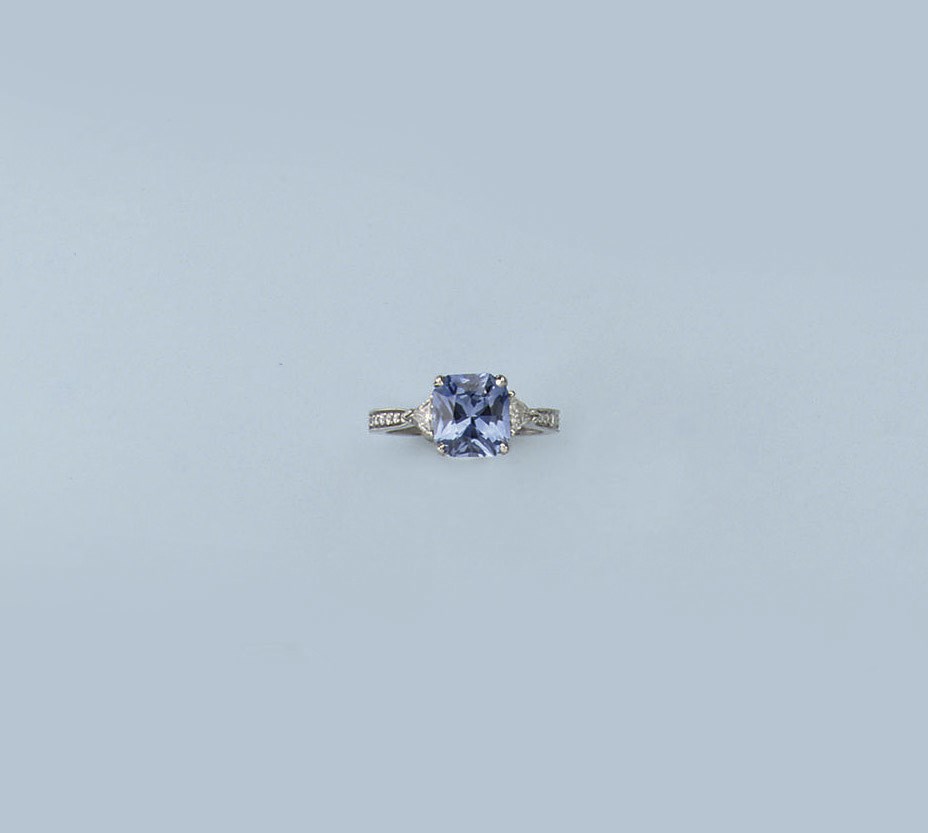 A SAPPHIRE AND DIAMOND RING